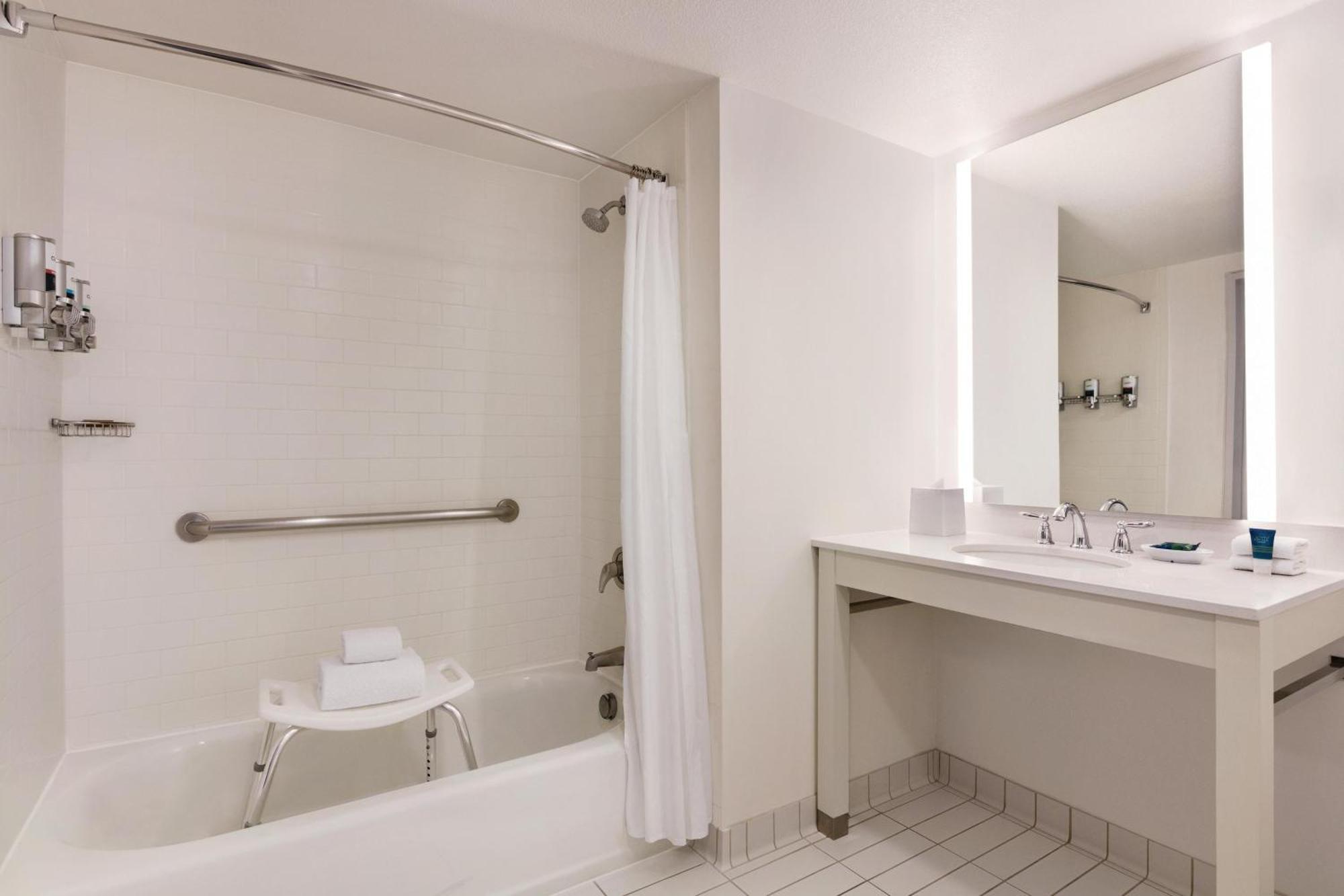 Four Points By Sheraton Airport Hotel